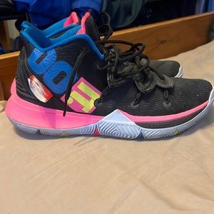 Mens 9.5 Kyrie Irving shoes